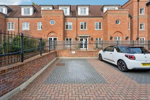 2 bedroom flat for sale, The Broadway, Old Amersham, Buckinghamshire, HP7 0HL