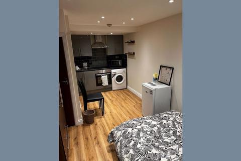 Studio to rent, London NW11