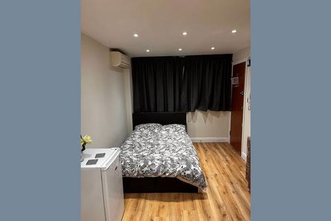 Studio to rent, London NW11