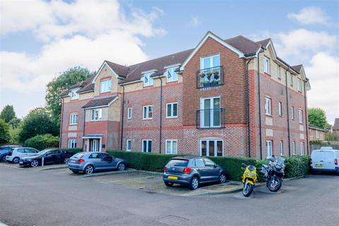 2 bedroom flat for sale, Crawley Road, Horsham