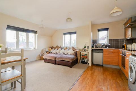 2 bedroom flat for sale, Crawley Road, Horsham