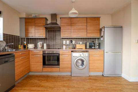 2 bedroom flat for sale, Crawley Road, Horsham