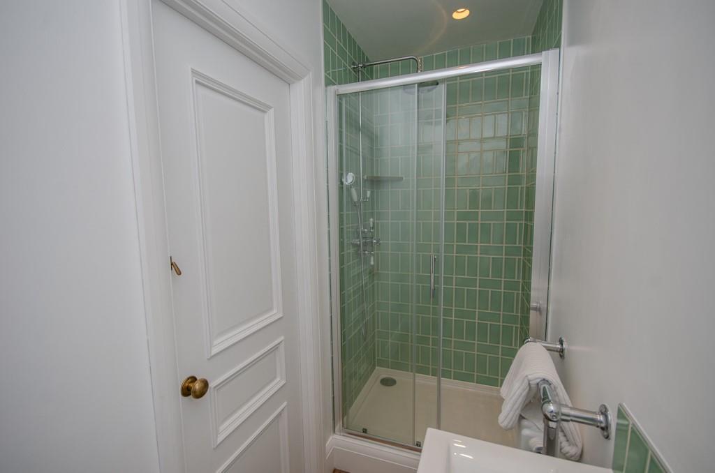 Master ensuite.jpg