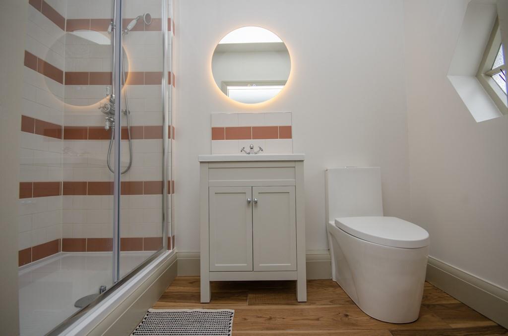 Bed 3 ensuite.jpg