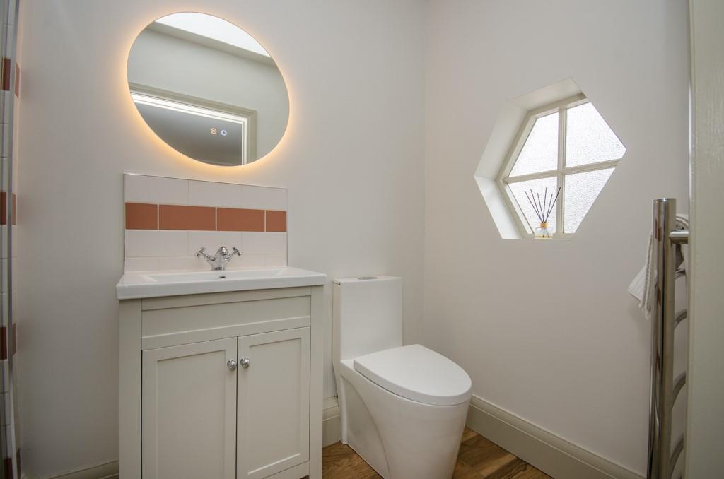 Bed 3 ensuite pic 2.jpg