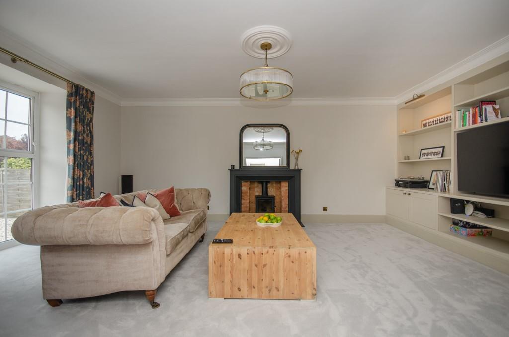 Living room pic 2.jpg