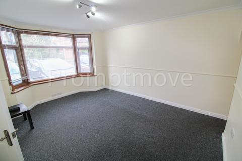 3 bedroom terraced house to rent, Waller Avenue Luton LU4 9RR