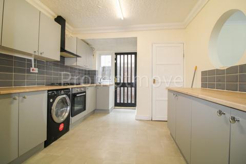 3 bedroom terraced house to rent, Waller Avenue Luton LU4 9RR