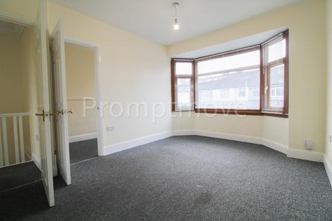 3 bedroom terraced house to rent, Waller Avenue Luton LU4 9RR