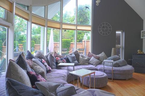 15 Langley Close, Epsom, KT18 6HG