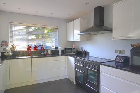 15 Langley Close, Epsom, KT18 6HG