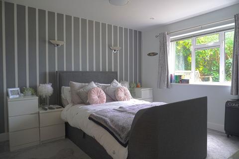 15 Langley Close, Epsom, KT18 6HG