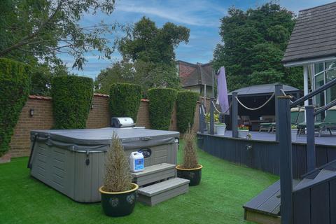 15 Langley Close, Epsom, KT18 6HG