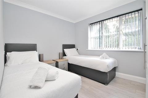 2 bedroom flat for sale, Alexandra Gardens, Woking GU21