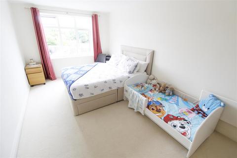 2 bedroom apartment for sale, Ellis Court, 44 High Road, Byfleet