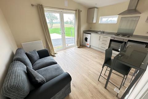 1 bedroom park home to rent, Woodside Home Park, Woodside, Luton, Bedfordshire, LU1