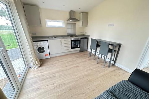 1 bedroom park home to rent, Woodside Home Park, Woodside, Luton, Bedfordshire, LU1