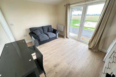 1 bedroom park home to rent, Woodside Home Park, Woodside, Luton, Bedfordshire, LU1