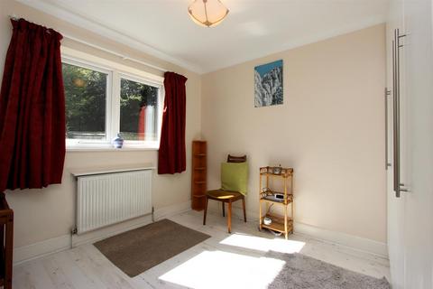 6 Cheviot Close, Banstead, SM7 2PD