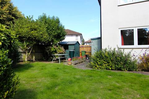 6 Cheviot Close, Banstead, SM7 2PD