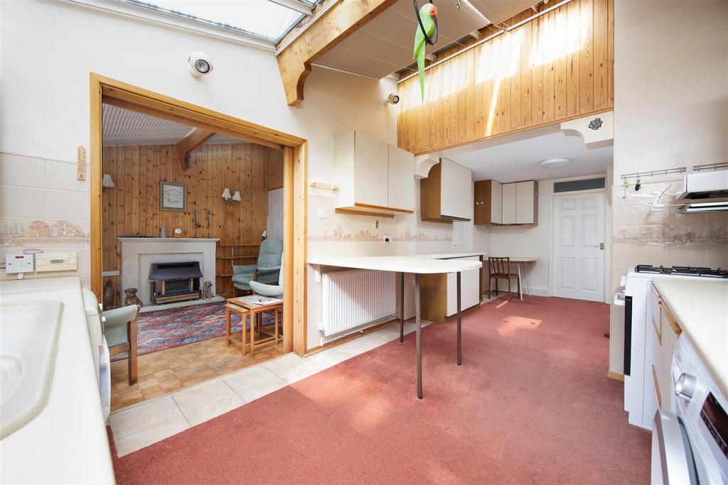 26 Green Lane Trowbridge BA14 7 DB (12).jpg