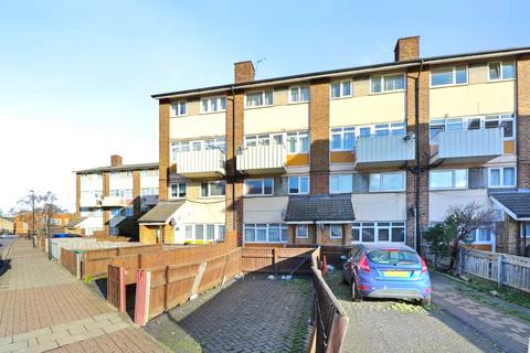 3 bedroom maisonette to rent, Ordnance Road, London E16