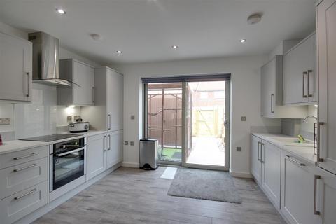 3 bedroom townhouse for sale, Thwaite Street, Cottingham