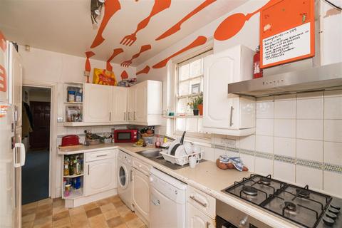 4 bedroom apartment to rent, Sunny Gardens Road, London