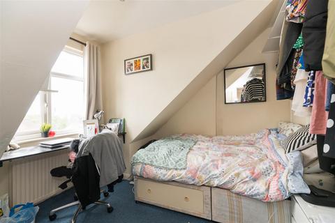 4 bedroom apartment to rent, Sunny Gardens Road, London