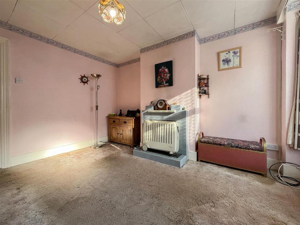 Lilian Road, BurnhamOnCrouch 3 bed cottage for sale £250,000