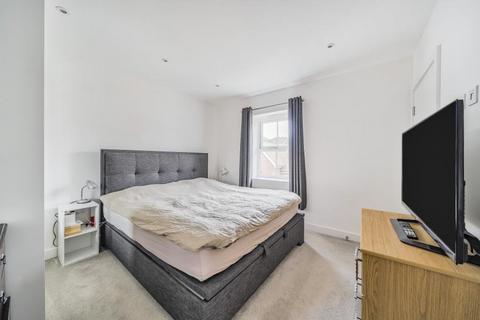 2 bedroom apartment to rent, Albright Gardens, Walton-on-Thames