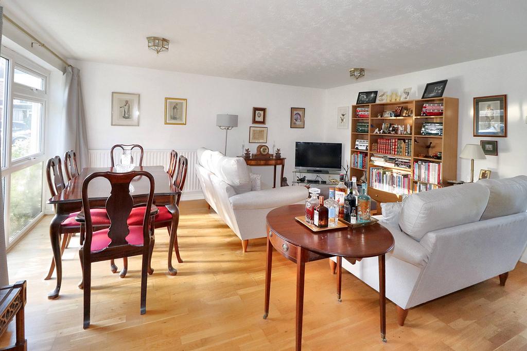 Netherby Park, Weybridge KT13 3 bed terraced house for sale £500,000