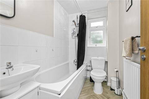 111 Larksfield, Englefield Green, Egham, TW20 0RA