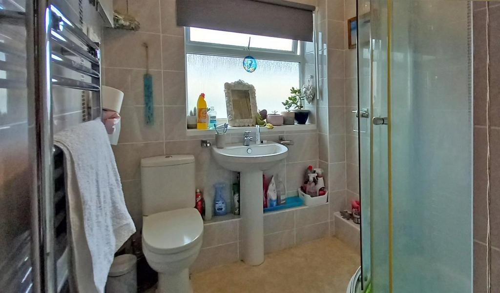 Bathroom 1.jpg