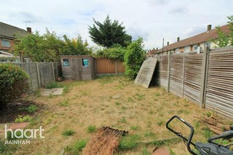 3 bedroom terraced house for sale, Kingaby Gardens, Rainham