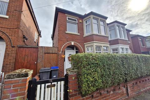 3 bedroom semi-detached house to rent, Auburn Grove, Blackpool, FY1