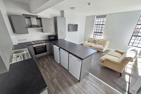 5 bedroom flat to rent, * £150pppw BILLS INCL* 5 Bed Apartment BATH INN - NG3 1JE