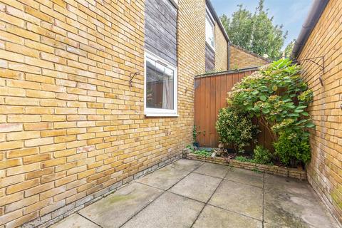 2 bedroom maisonette for sale, Pear Tree Court, Upper Richmond Road, London