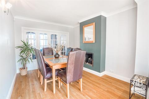 4 Clunas Gardens, Romford, RM2 6RT