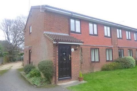 2 bedroom maisonette to rent, Delta Road, Woking GU24