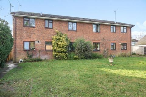 2 bedroom maisonette to rent, Delta Road, Woking GU24