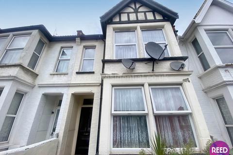 2 bedroom flat to rent, Quebec Avenue, Southend On Sea