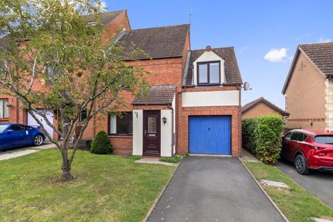 3 bedroom end of terrace house for sale, Russell Close, Worcester WR2