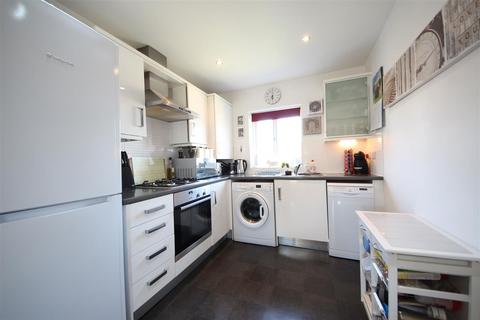 3 bedroom terraced house to rent, Bayleaf Avenue, Peterborough PE7