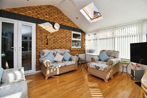 4 bedroom detached house for sale, Thamesbrook, Sutton-On-Hull, Hull