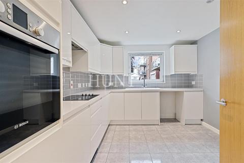 32 Clementine Walk, Woodford Green, IG8 9GT