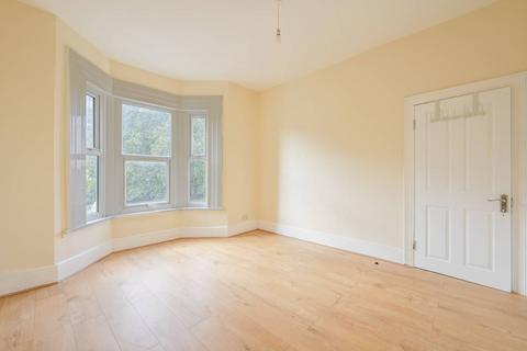4 Oak Crescent, London, E16 4QL