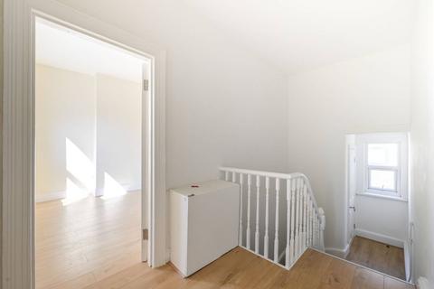 4 Oak Crescent, London, E16 4QL