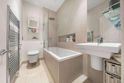 1 bedroom flat for sale, St John's Hill, St John's Hill, London, SW11