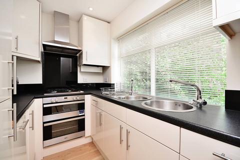 3 bedroom flat to rent, Garrick Avenue, Golders Green, London, NW11